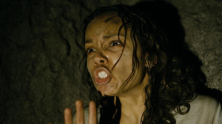 Georgina Campbell sebagai tess di terowongan diterangi oleh senter di barbar