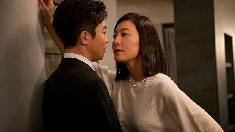 Ji Sun-woo (Kim Hee-Ae) bersandar pada putra ciuman Je-hyuk (Kim Young-Min) di dunia yang sudah menikah