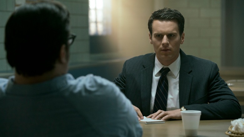 Holden Ford dari Jonathan Groff berada di seberang Ed Kemper dari Cameron Britton di meja pertemuan penjara di Mindhunter