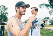 Andrew Garfield sebagai Dennis dan Michael Shannon sebagai Rick berdiri di halaman depan rumah yang diulang di 99 rumah