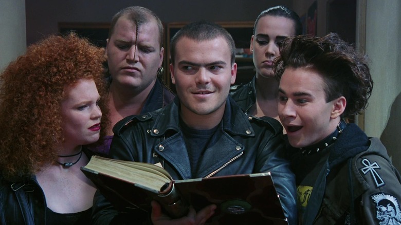 Slip and the Nasties memegang buku di lorong di The Neverending Story III: Escape from Fantasia