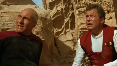 Kapten Picard dan Kirk di sebuah gunung di Star Trek: Generasi.