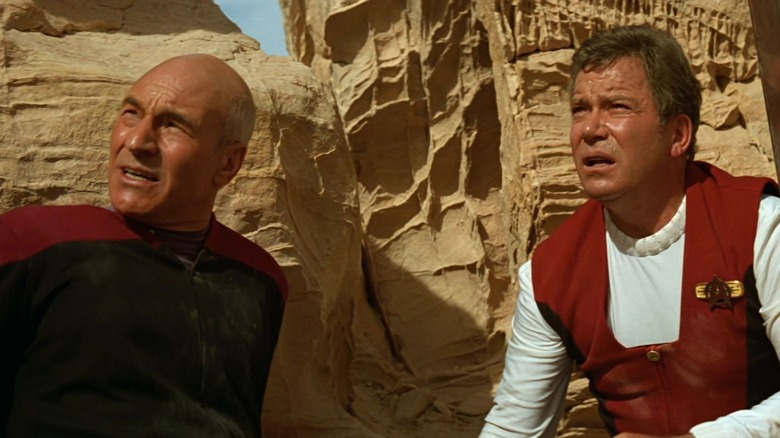 Kapten Picard dan Kirk di sebuah gunung di Star Trek: Generasi.
