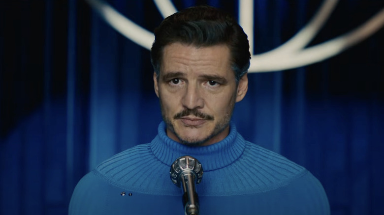 Pedro Pascal berdiri di depan mikrofon sebagai Reed Richards di Fantastic Four: First Steps