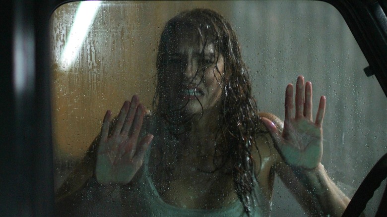 Ariel Wolfe Amanda Righetti melihat dengan susah payah sebagai imbalan ke rumah di Haunted Hill