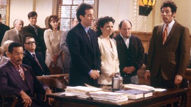 Jackie Chiles (Phil Morris) mewakili Jerry Seinfeld (dirinya sendiri) dan teman -teman di pengadilan di Seinfeld
