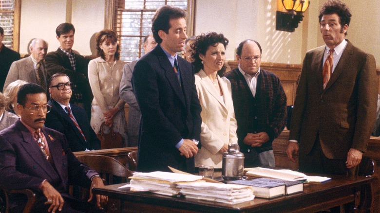 Jackie Chiles (Phil Morris) mewakili Jerry Seinfeld (dirinya sendiri) dan teman -teman di pengadilan di Seinfeld