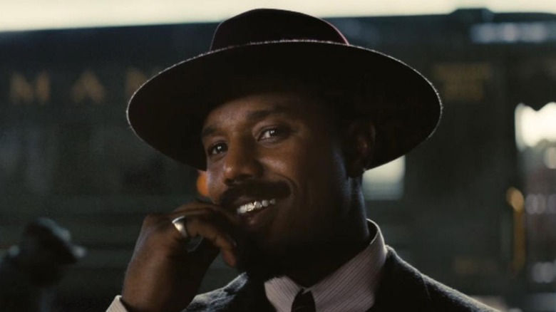 Michael B. Jordan tersenyum licik sebagai tumpukan pada orang berdosa