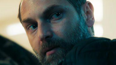 Admir Sehovic Ilian Petrov duduk melihat ke kanan di closeup di Ihostage