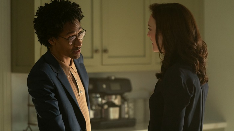 Griffin Matthews sebagai Teddy Lockwood, Charlotte Ritchie saat Kate Lockwood saling berhadapan untuk percakapan di Netflix's You