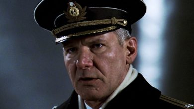 Kapten Harrison Ford Alexi Vostrikov berdiri di luar dengan seragam di K-19 The Widowmaker