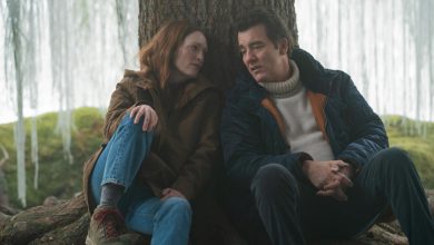 Lisey (Julianne Moore) dan Scott (Clive Owen) duduk di bawah pohon dalam cerita Lisey