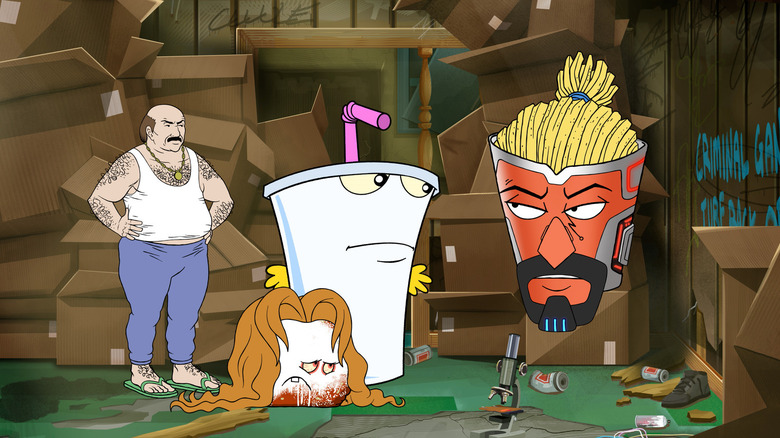 Frylock, Master Shake, dan Meatwad Nongkrong dengan Carl di ruangan yang penuh dengan kotak kosong di Aqua Teen Hunger Force