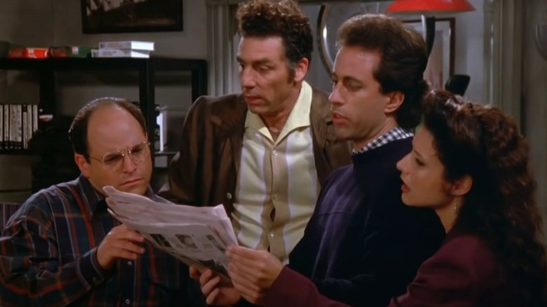 George, Kramer, Jerry, dan Elaine semuanya melihat koran di Seinfeld.