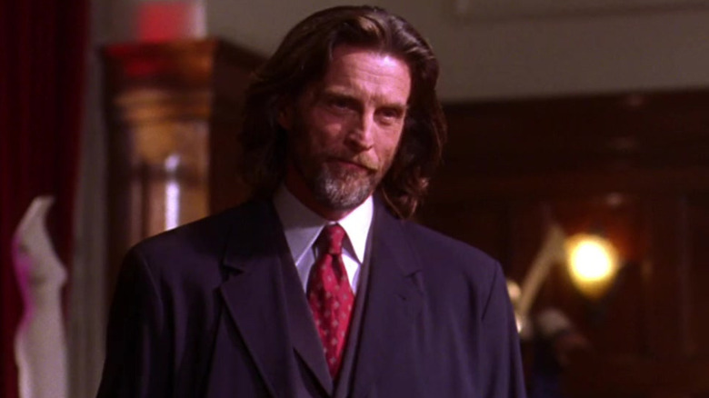 Lionel Luthor (John Glover) mengenakan jas dan dasi di Smallville