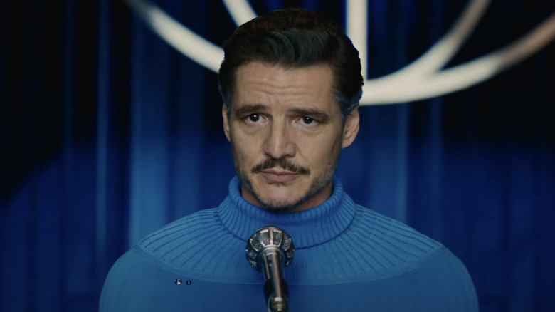 Reed Richards berdiri di belakang mikrofon di Fantastic Four: Langkah Pertama