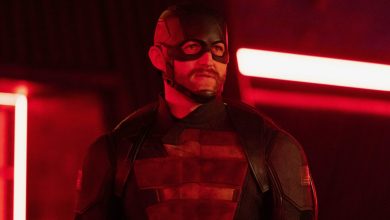 Wyatt Russell sebagai John Walker mengenakan seragam agen AS di Thunderbolts