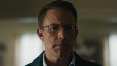 Ben Affleck sebagai Christian Wolff menatap papan bukti di Akuntan 2
