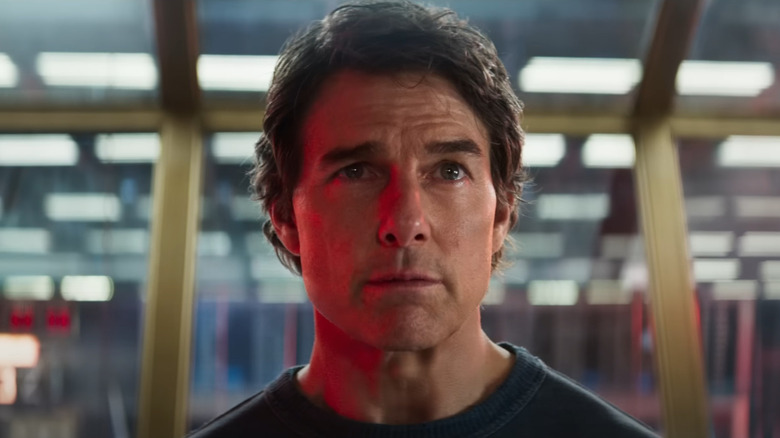 Tom Cruise As Ethan Hunt menatap dengan memohon pada misi: mustahil - perhitungan terakhir