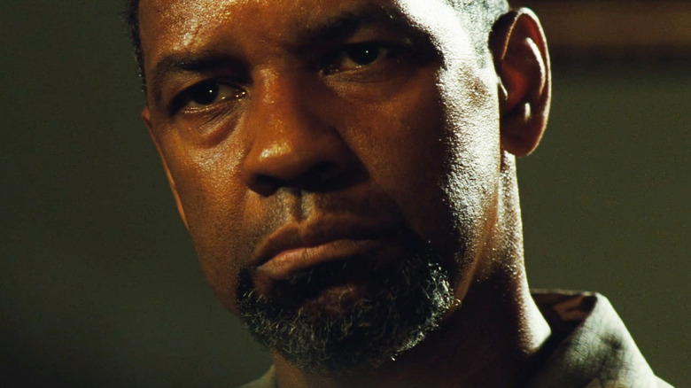 Robert Trench dari Denzel Washington terlihat intens di dekat 2 senjata