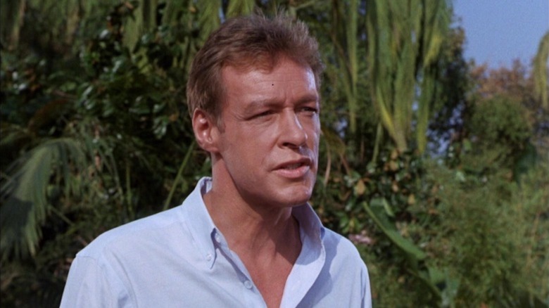 Russell Johnson terlihat agak kecewa sebagai Profesor Roy Hinkley di Pulau Gilligan
