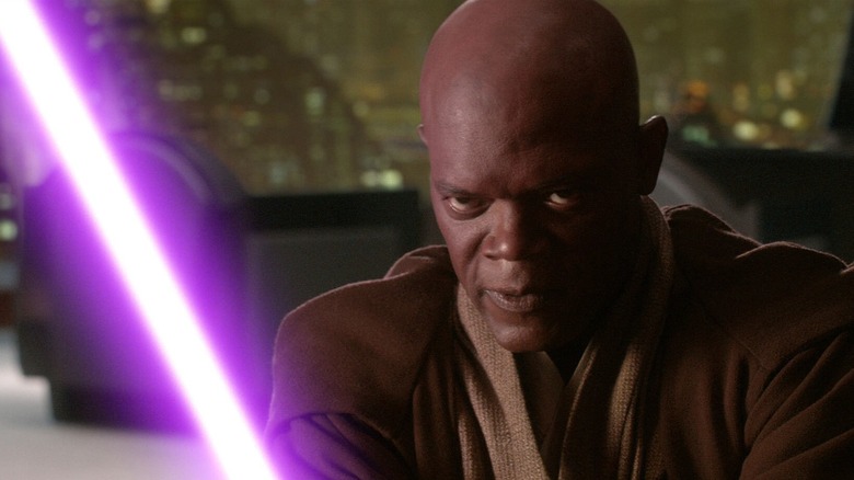 Windu gada Samuel L. Jackson yang menyalakan lightsaber ungu dengan ekspresi tegas di wajahnya di Star Wars: Revenge of the Sith