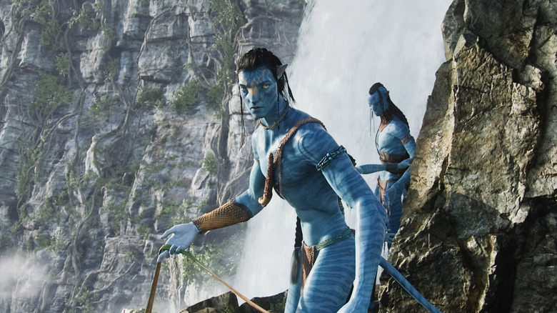 Jake Sully, di tubuh Na'vi -nya, berdiri di atas tebing di Avatar