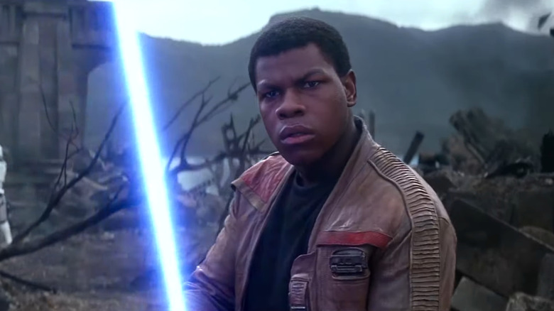 Star Wars: The Force Awakens, Finn menggunakan lightsaber untuk pertama kalinya