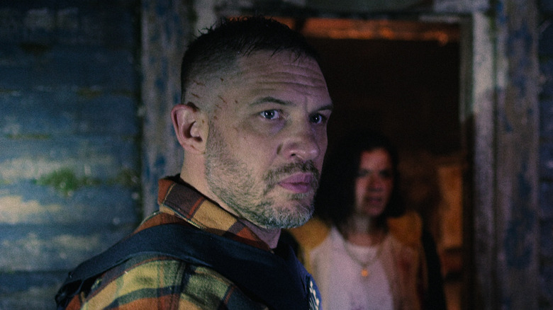 Tom Hardy's Walker terlihat serius saat mengenakan rompi anti peluru di malapetaka