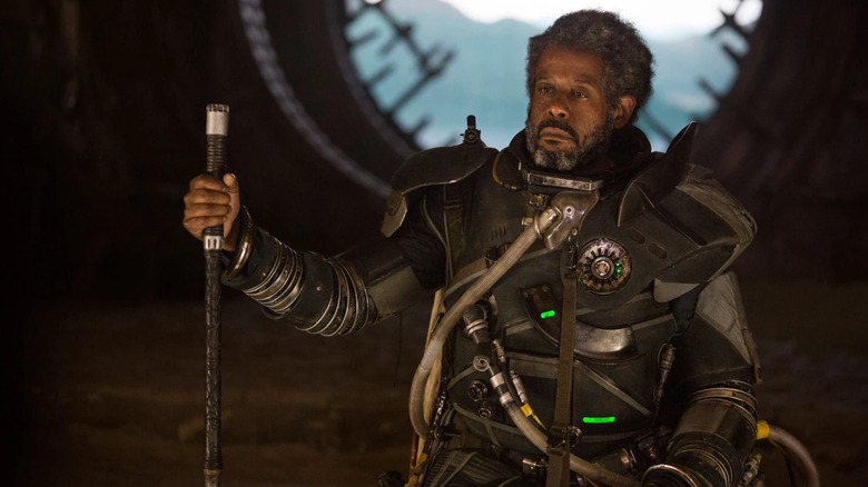 Melihat Gerrera mengenakan alat pernapasan yang rumit dan memegang tongkat di Rogue One: A Star Wars Story
