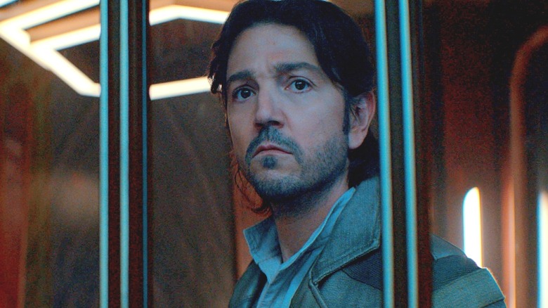 Cassian Andor (Diego Luna) terlihat keluar dari jendela di Andor Season 2