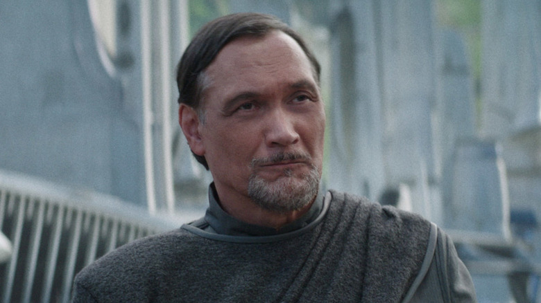Jimmy Smits sebagai Bail Organa, dengan ekspresi ketat di wajahnya