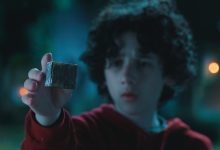 Henry Henry dari Sebastian Hansen melihat sebuah kubus di film Minecraft