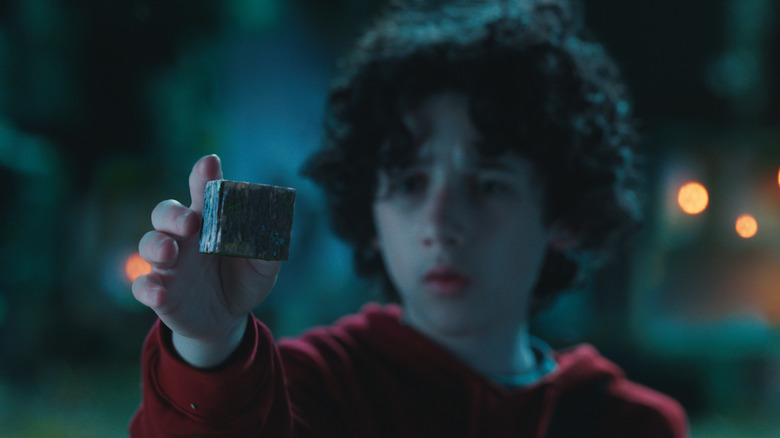 Henry Henry dari Sebastian Hansen melihat sebuah kubus di film Minecraft