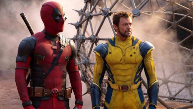 Ryan Reynolds sebagai Deadpool dan Hugh Jackman sebagai Wolverine berdiri dengan tatapan bingung di Deadpool & Wolverine
