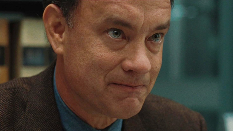 Tom Hanks sebagai Robert Langdon dengan ekspresi serius di wajahnya di Angels & Demons