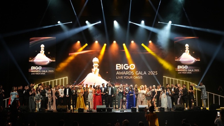 Orang -orang berdiri di atas panggung di Gala Bigo Awards