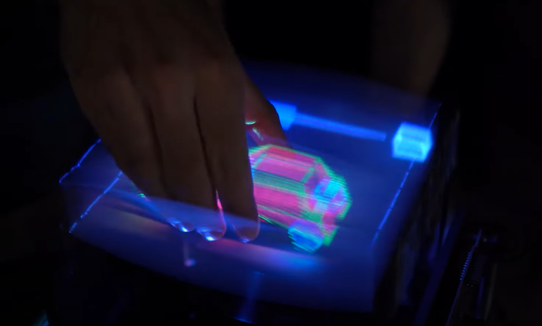 Orang menggunakan tangan untuk mengambil hologram mobil merah.