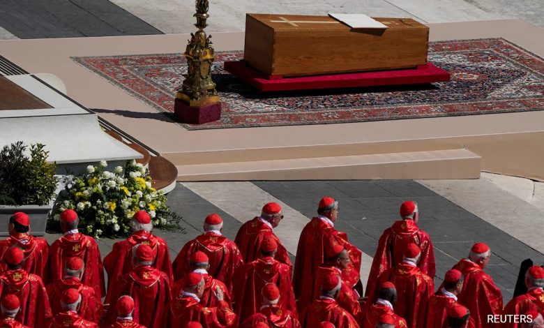 Politik Konklaf dimulai dengan pemakaman Paus Francis