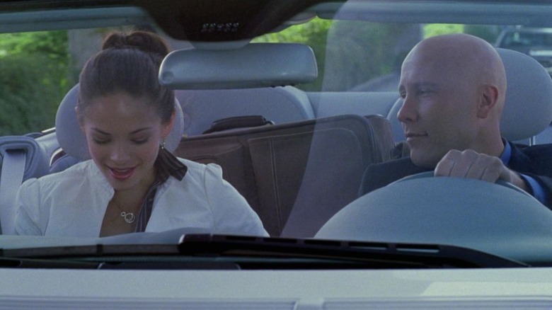 Kristin Kreuk sebagai Lana Lang dan Michael Rosenbaum sebagai Lex Luthor duduk di dalam mobil bersama di Smallville.