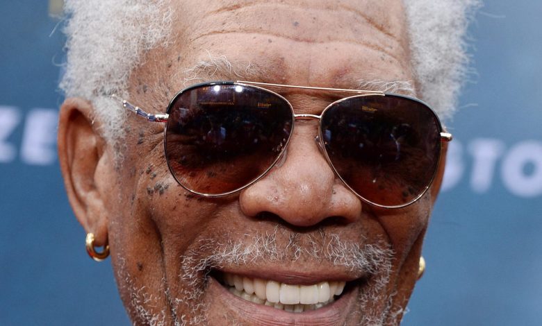 Close up Morgan Freeman mengenakan kacamata hitam