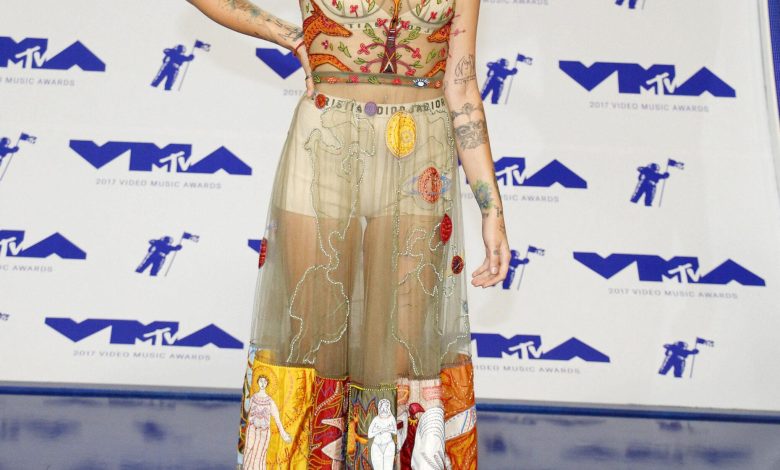 Paris Jackson berpose di 2017 MTV Video Music Awards 2017