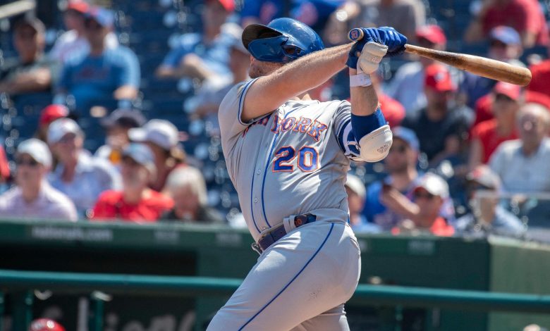 Pete Alonso mengayunkan kelelawar