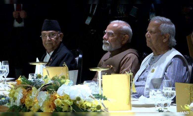 PM, Yunus Bangladesh duduk bersebelahan di Summit Dinner di Bangkok