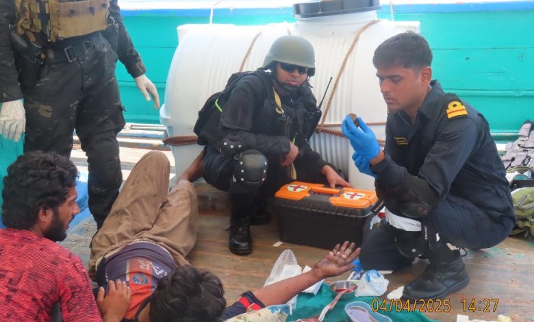 Angkatan Laut Memberikan Bantuan Medis Mendesak untuk Pak Crew on Fishing Vessel dekat Oman
