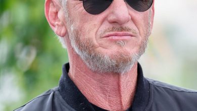 Sean Penn memakai kacamata hitam
