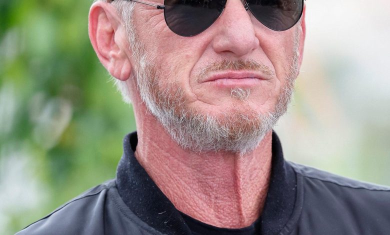 Sean Penn memakai kacamata hitam