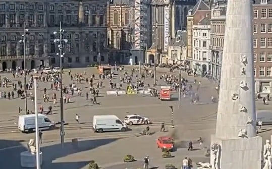 Video: Momen mobil 'meledak' di Amsterdam Square ikonik