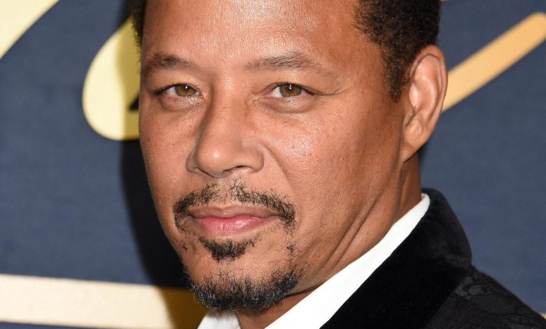 Terrence Howard berpose di karpet merah.