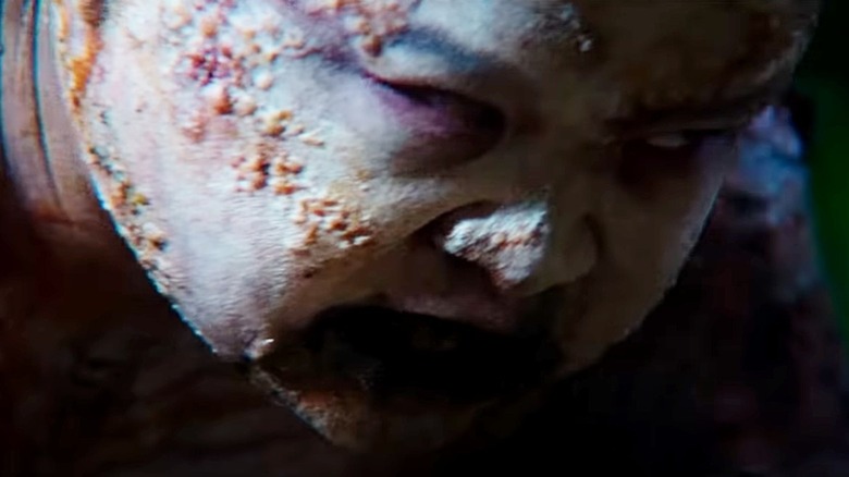 Tembakan close-up dari zombie kemarahan yang bermutasi dalam 28 tahun kemudian